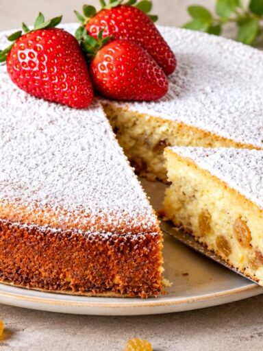 Pască fără aluat cu brânză dulce și stafide, pudrată cu zahăr