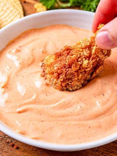 Pui crispy în crustă de sărățele servit cu sos cremos