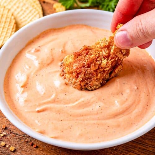 Pui crispy în crustă de sărățele servit cu sos cremos