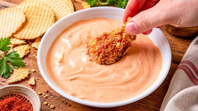Pui crispy în crustă de sărățele servit cu sos cremos