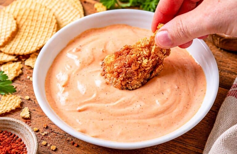 Pui crispy în crustă de sărățele servit cu sos cremos