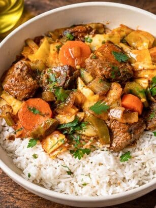 Carne de mânzat cu legume în stil oriental servită cu orez basmati