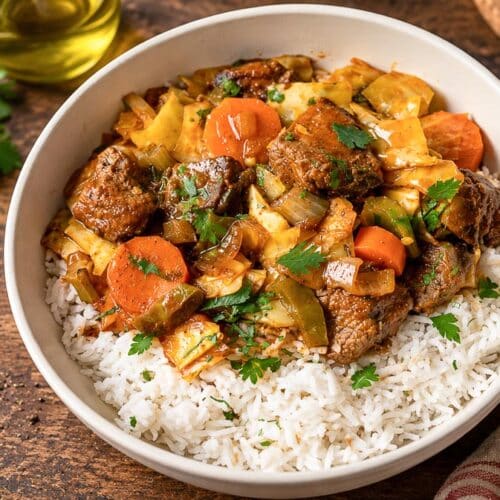 Carne de mânzat cu legume în stil oriental servită cu orez basmati