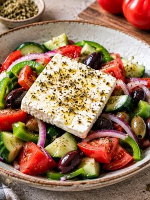 Salată grecească cu roșii, castravete, măsline și brânză feta