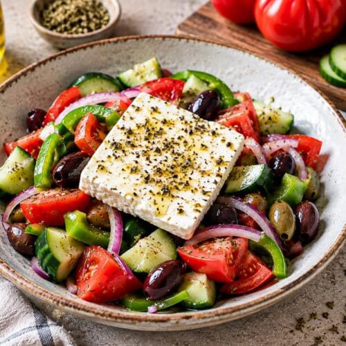 Salată grecească cu roșii, castravete, măsline și brânză feta