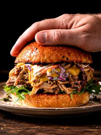 Burger cu pulled pork, coleslaw și sos de muștar