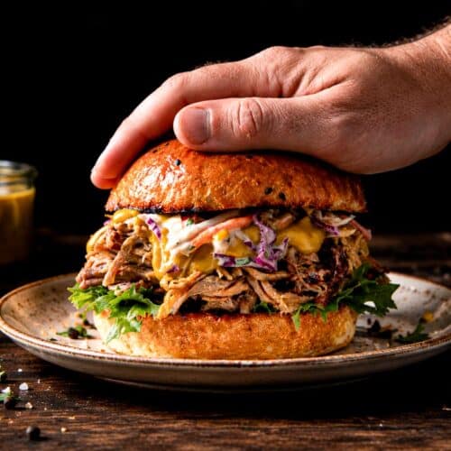 Burger cu pulled pork, coleslaw și sos de muștar