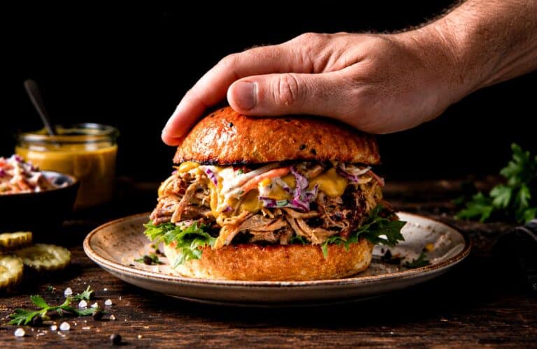Burger cu pulled pork, coleslaw și sos de muștar