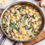 Supă cremă de ciuperci cu crutoane – cremoasă, aromată și ușor de făcut