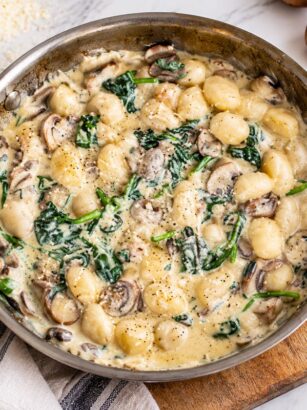 Gnocchi cu ciuperci și spanac în sos cremos cu parmezan