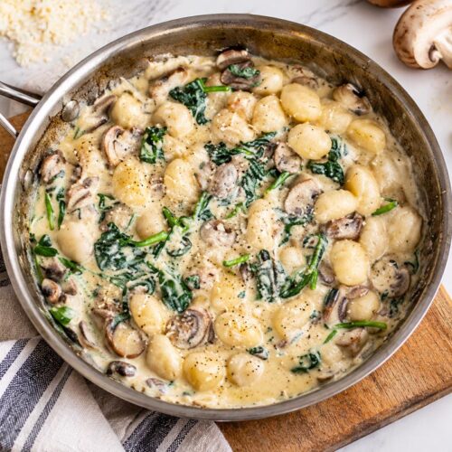 Gnocchi cu ciuperci și spanac în sos cremos cu parmezan