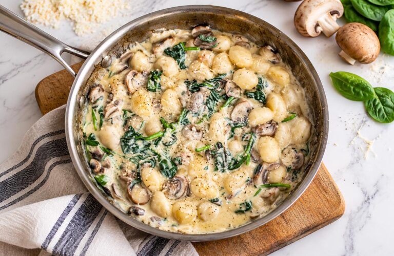 Gnocchi cu ciuperci și spanac în sos cremos cu parmezan