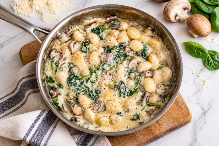 Gnocchi cu ciuperci și spanac în sos cremos cu parmezan