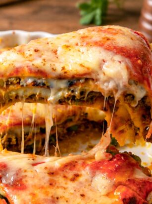 Lipii cu carne tocată la cuptor și mozzarella topită, porție ridicată din tavă