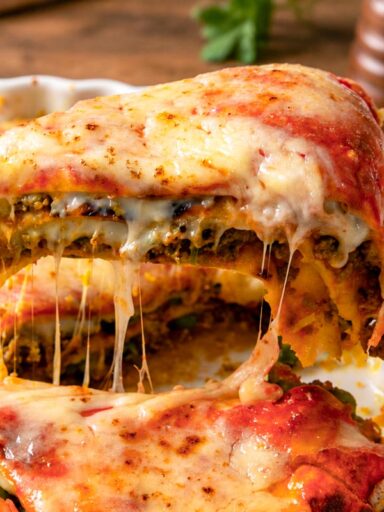 Lipii cu carne tocată la cuptor și mozzarella topită, porție ridicată din tavă
