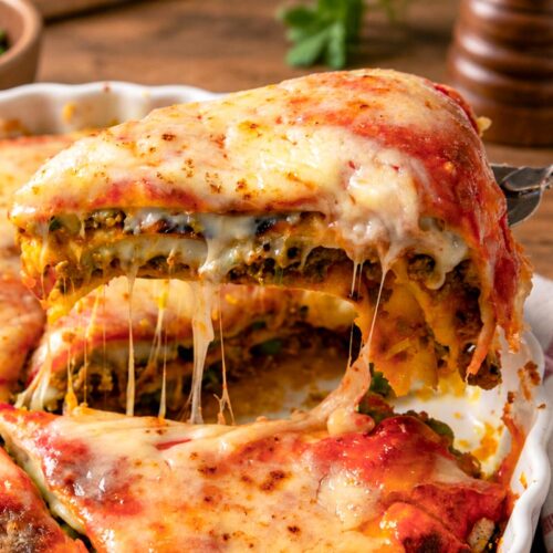 Lipii cu carne tocată la cuptor și mozzarella topită, porție ridicată din tavă