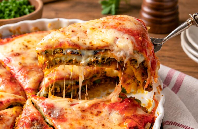 Lipii cu carne tocată la cuptor și mozzarella topită, porție ridicată din tavă