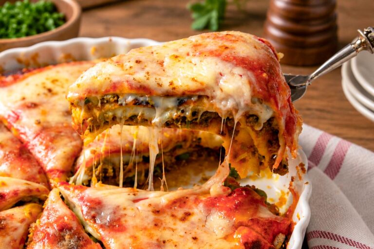 Lipii cu carne tocată la cuptor și mozzarella topită, porție ridicată din tavă